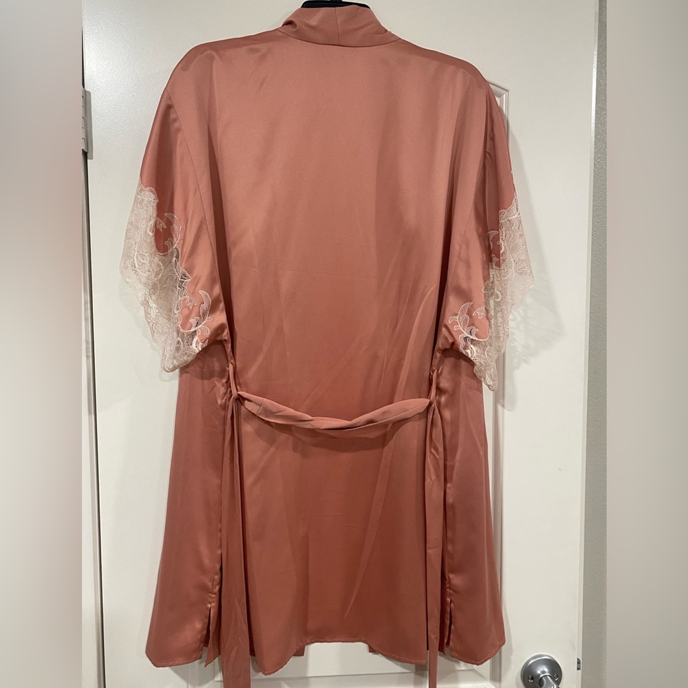 Natori Short Robe - Picture 2 of 3